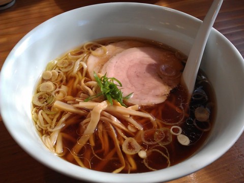 あっさり純鶏スープのラーメン醤油平麺