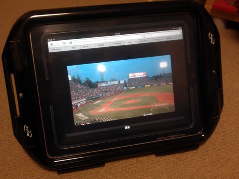 防水ケースに入れたiPadでプロ野球をお風呂で観戦